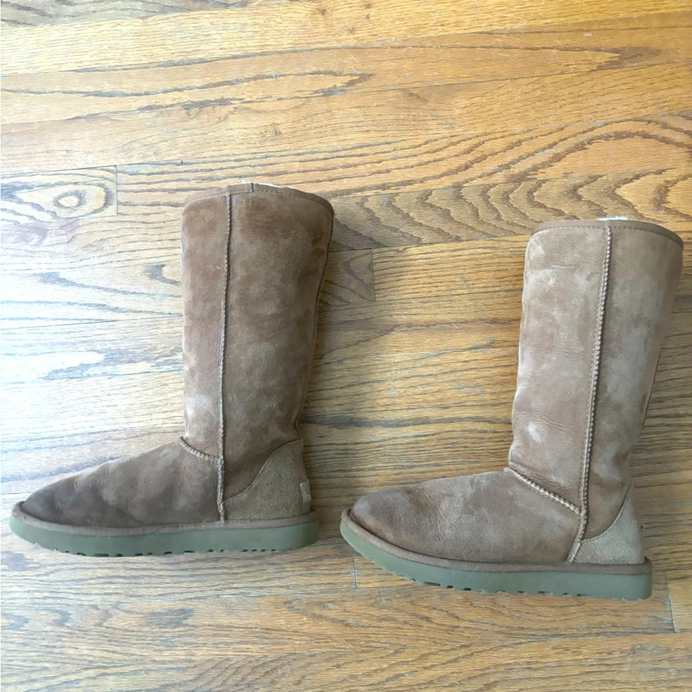 Classic Ugg Tall II, Size 8, worn twice, excellent condition inside and out.